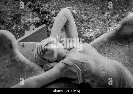 GÊNES, ITALIE - juin 2020 : statue antique d'ange (1910, marbre) dans un cimetière catholique chrétien - Italie Banque D'Images