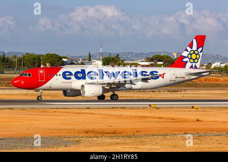 Faro, Portugal - 25 septembre 2021 : avion Edelweiss Airbus A320 à l'aéroport de Faro (FAO) au Portugal. Banque D'Images