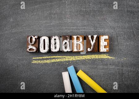 Au revoir.Concept de communication.Morceaux de craie de couleur sur un tableau noir. Banque D'Images