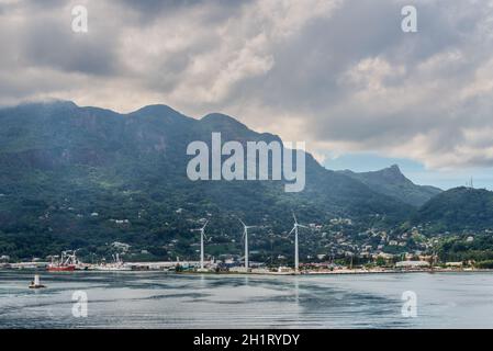 Victoria, île de Mahé, Seychelles - 17 décembre 2015 : une vue panoramique sur le port Victoria Harbour, l'île de Mahé, Seychelles, océan Indien, Afrique de l'Est. Banque D'Images