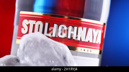 POZNAN, POL - 28 JANVIER 2021 : bouteille de Stolichnaya, marque populaire de vodka russe faite de blé et de grain de seigle Banque D'Images