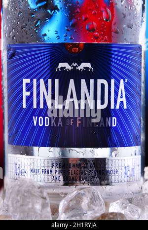 POZNAN, POL - 28 JANVIER 2021 : bouteille de Finlandia, une marque de vodka finlandaise appartenant à la Brown-Forman Corporation et distribuée dans 135 pays. Banque D'Images
