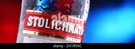 POZNAN, POL - 28 JANVIER 2021 : bouteille de Stolichnaya, marque populaire de vodka russe faite de blé et de grain de seigle Banque D'Images