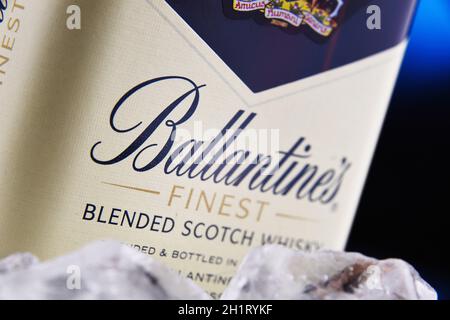 POZNAN, POL - 28 JANVIER 2021 : Bottle of Ballantine's, le deuxième whisky scotch le plus vendu au monde, produit par Pernod Ricard à Dumbarton, en Écosse Banque D'Images