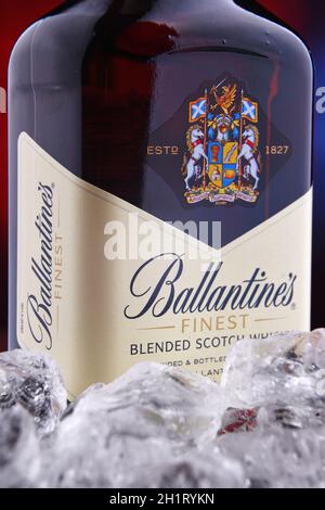 POZNAN, POL - 28 JANVIER 2021 : Bottle of Ballantine's, le deuxième whisky scotch le plus vendu au monde, produit par Pernod Ricard à Dumbarton, en Écosse Banque D'Images