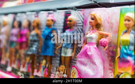 POZNAN, POL - 17 MARS 2021 : poupées Barbie mises en vente sur une étagère de magasin Banque D'Images