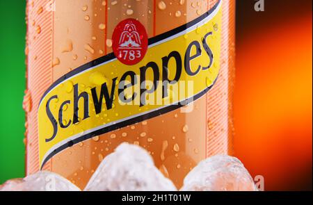 POZNAN, POL - 25 FÉVRIER 2021 : CAN of Schweppes, une marque suisse de boissons, introduite en 1783 et vendue dans le monde entier Banque D'Images