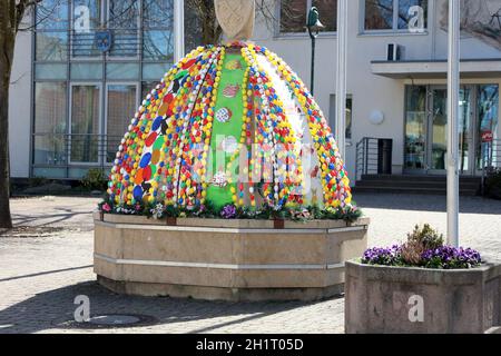 Bunte Eier zieren auch in der Corona-Zeit 2021 an Ostern den Dorfbrunnen vor dem Rathaus von Hartheim am Rhein-Themenbild Medizin - coronavirus Banque D'Images