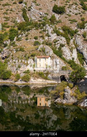 Lac San Domenico avec Eremo di San Domenico près de Scanno, province de l'Aquila, région des Abruzzes, Italie Banque D'Images