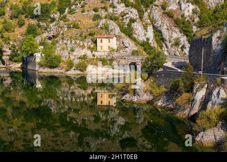 Lac San Domenico avec Eremo di San Domenico près de Scanno, province de l'Aquila, région des Abruzzes, Italie Banque D'Images