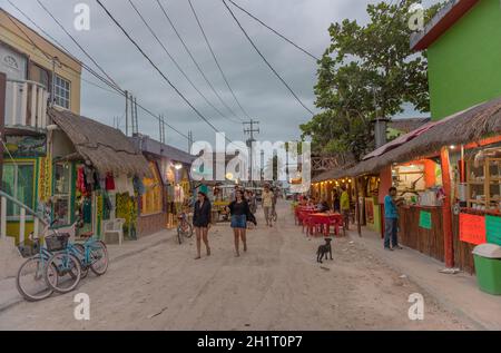 Touristes sur une route de sable à Holbox Island, Quintana Roo, Mexique Banque D'Images