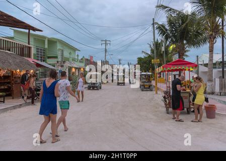 Touristes sur une route de sable à Holbox Island, Quintana Roo, Mexique Banque D'Images