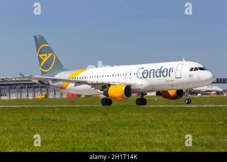 Stuttgart, Allemagne - 8 septembre 2021 : l'avion A320 de Condor Airbus à l'aéroport de Stuttgart (STR) en Allemagne. Banque D'Images