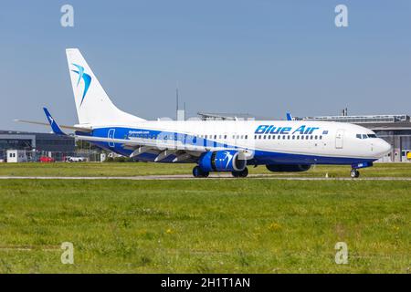 Stuttgart, Allemagne - 8 septembre 2021 : avion Boeing 737-800 Blue Air à l'aéroport de Stuttgart (STR) en Allemagne. Banque D'Images