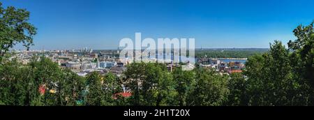 Kiev, Ukraine 07.11.2020. Vue de dessus de Kiev du côté de la Descent Andriyivskyy, Ukraine, un matin ensoleillé d'été Banque D'Images