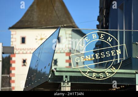 Der Stadtturm auf dem Stadtplatz in Vöcklabruck, Österreich, Europa - la tour de la ville sur la place de Voecklabruck, Autriche, Europe Banque D'Images