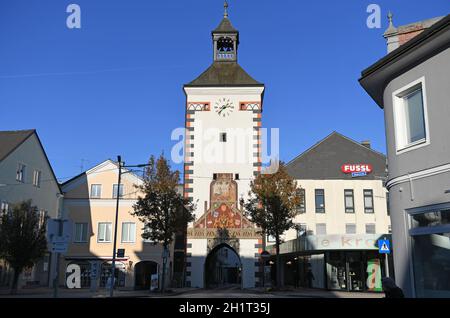 Der Stadtturm auf dem Stadtplatz in Vöcklabruck, Österreich, Europa - la tour de la ville sur la place de Voecklabruck, Autriche, Europe Banque D'Images