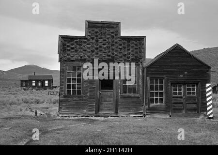 Sam Leon Bar and Barber Shop, altitude 8379 pi / 2554 m, Bodie Hills, Mono County, Eastern Sierra, Californie,États-Unis. Banque D'Images