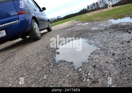 Fahrbahnschäden und Frostaufbrüche auf einer Straße in Österreich, Europa - dommages routiers et bris de glace dans une rue en Autriche, Europe Banque D'Images