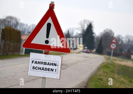 Fahrbahnschäden und Frostaufbrüche auf einer Straße in Österreich, Europa - dommages routiers et bris de glace dans une rue en Autriche, Europe Banque D'Images