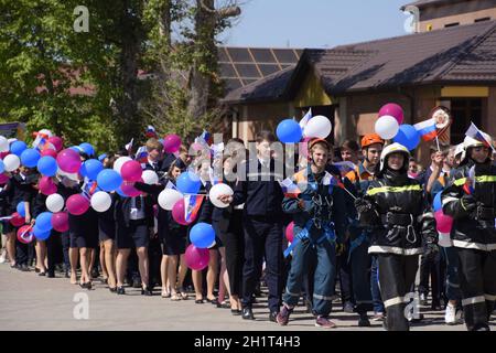 Kiev-sur-Kuban, Russie - Mai 1, 2018 : un cortège d'étudiants de les services de secours et les pompiers. Célébrer le premier mai, jour de sp Banque D'Images