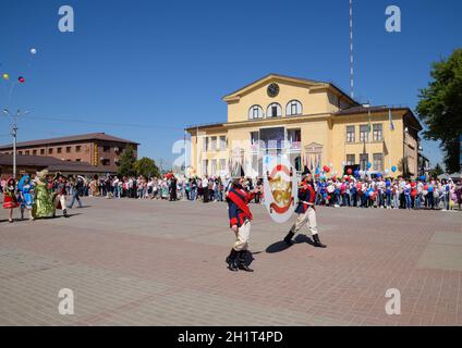 Kiev-sur-Kuban, Russie - Mai 1, 2018 : Célébration du premier mai, le jour du printemps et le travail. Défilé de jour de mai sur la place du théâtre dans la ville o Banque D'Images