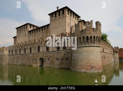 vue sur la fortification historique complètement entourée par une grande fossé au milieu du village, la photo est prise du côté nord-est Banque D'Images