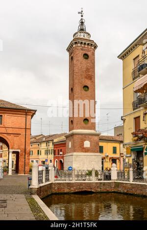 Paysage urbain avec "Tour civique" baroque près du canal dans le petit village historique, tourné en lumière vive à Comacchio, Ferrara, Italie Banque D'Images