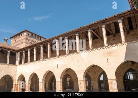 Vue sur la loggia autour de la cour principale du château de Sforzesco, prise dans une lumière d'été lumineuse Banque D'Images