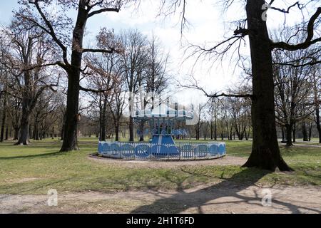 Carrousel fermé dans le parc Hirschgarten à Munich, Allemagne Banque D'Images