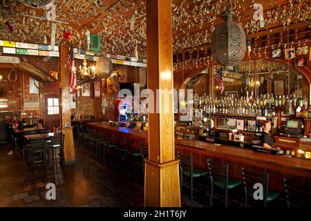 Intérieur de la porte en fer Saloon (réputé pour être le plus vieux saloon en Californie), Groveland, Tuolumne County, Californie, USA Banque D'Images