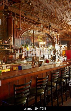 Intérieur de la porte en fer Saloon (réputé pour être le plus vieux saloon en Californie), Groveland, Tuolumne County, Californie, USA Banque D'Images