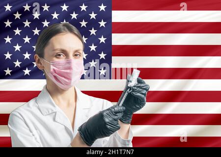 Le médecin prépare la vaccination contre le fond du drapeau des États-Unis. Concept de vaccination États-Unis. Banque D'Images