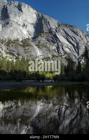 North face ouest de demi-dôme, reflété dans le lac Mirror, Yosemite National Park, California, USA Banque D'Images