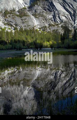 North face ouest de demi-dôme, reflété dans le lac Mirror, Yosemite National Park, California, USA Banque D'Images