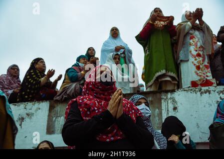 Srinagar, Inde.19 octobre 2021.Les dévots musulmans cachemiriens sont vus prier tôt le matin à la veille d'Eid-Milad-un-Nabi (anniversaire de naissance) au sanctuaire Hazratbal à Srinagar.des milliers de dévots musulmans se sont rassemblés au sanctuaire Hazratbal dans la capitale estivale Srinagar,Qui abrite une relique que l'on croit être un cheveu de la barbe du Prophète Muhammed, d'offrir des prières spéciales à l'occasion de l'Eid-e-Milad-un-Nabi, l'anniversaire de naissance du Prophète islamique Muhammad.(Photo par Irrees Abbas/SOPA Images/Sipa USA) crédit: SIPA USA/Alay Live News Banque D'Images