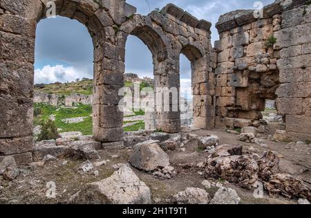 Ruines de Tlos, ancienne citadelle lycienne au sommet d'une colline près de la station de Seydykemer dans la province de Mugla, dans le sud de la Turquie.Vue sur l'Acropole par l'arche Banque D'Images