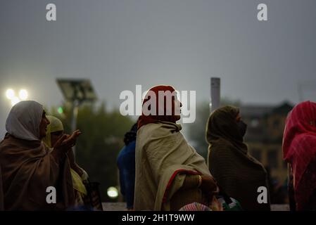 Srinagar, Inde.19 octobre 2021.Les dévots musulmans cachemiriens sont vus prier tôt le matin à la veille d'Eid-Milad-un-Nabi (anniversaire de naissance) au sanctuaire Hazratbal à Srinagar.des milliers de dévots musulmans se sont rassemblés au sanctuaire Hazratbal dans la capitale estivale Srinagar,Qui abrite une relique que l'on croit être un cheveu de la barbe du Prophète Muhammed, d'offrir des prières spéciales à l'occasion de l'Eid-e-Milad-un-Nabi, l'anniversaire de naissance du Prophète islamique Muhammad.(Photo par Irrees Abbas/SOPA Images/Sipa USA) crédit: SIPA USA/Alay Live News Banque D'Images