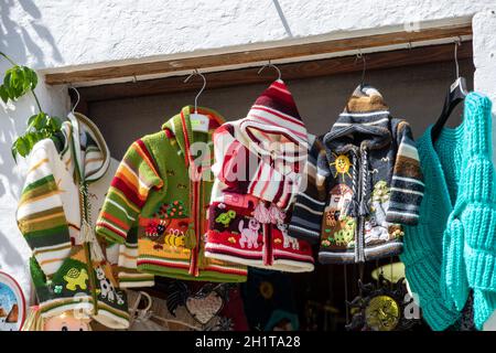 Alberobello, Italie - 16 septembre 2019 : vêtements traditionnels des Pouilles exposés à l'extérieur d'une boutique d'Alberobello. Apulia, Italie Banque D'Images