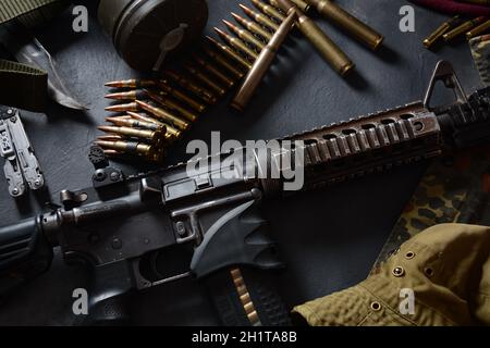 Fusil d'assaut (M4A1) avec munitions sur uniforme de camouflage et équipement militaire pour l'armée, des balles et un magazine Banque D'Images