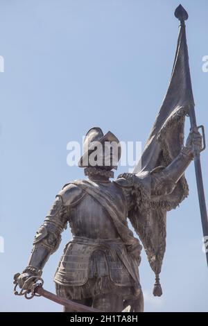 Villanueva de la Serea, Espagne - 4 avril 2021 : Pedro de Valdivia, le conquistador espagnol et le premier gouverneur royal du Chili. Statue sculptée par GA Banque D'Images