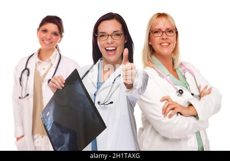 Trois Mixed Race de femmes médecins ou infirmières avec Thumbs Up Holding X-ray isolé sur blanc. Banque D'Images