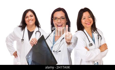 Trois femmes hispaniques médecins ou infirmières avec Thumbs Up tenant X-ray isolé sur blanc. Banque D'Images
