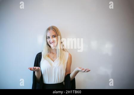 Portrait de jeunes femmes debout contre un tableau blanc. Banque D'Images