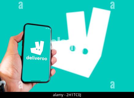 Londres, Royaume-Uni, avril 2021 : le logo Deliveroo sur un écran de téléphone. Deliveroo est une compagnie de livraison de nourriture en ligne et cotée à la Bourse de Londres sur Banque D'Images