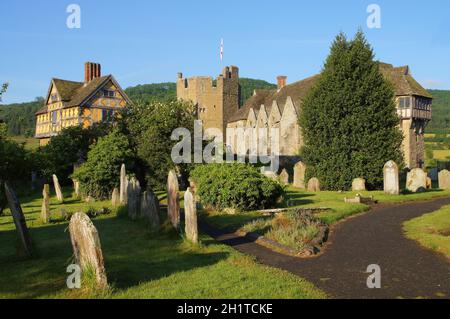 Château de Stokesay et cimetière de l'église Saint-Jean peu après le lever du soleil à Stokesay, Shropshire, Angleterre Banque D'Images