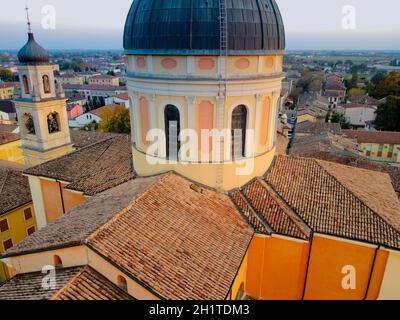 Vue aérienne de la cathédrale de Boretto , Émilie-Romagne. Italie. Photo de haute qualité Banque D'Images