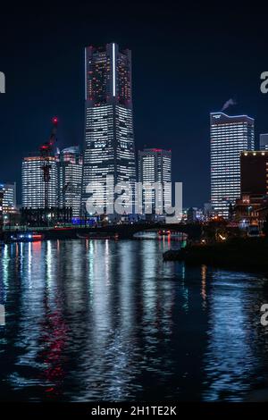 Tous les espaces publics et privés s'allument dans le bureau Minato Mirai. Lieu de tournage : préfecture de kanagawa, ville de Yokohama Banque D'Images