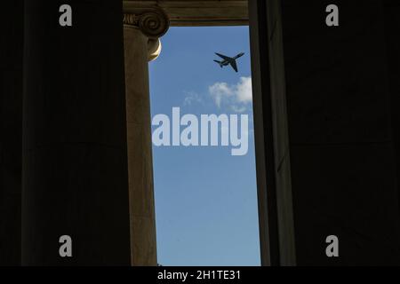 Avion visible depuis le Thomas Jefferson Memorial.Lieu de tournage : Washington, DC Banque D'Images