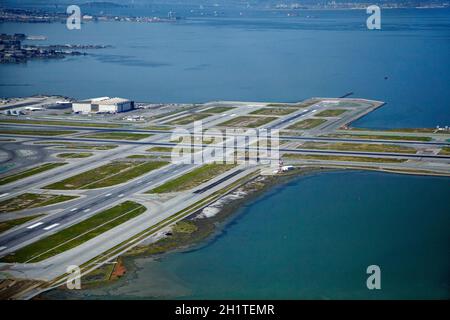 Pistes, aéroport international de San Francisco, et baie de San Francisco, San Francisco, Californie, États-Unis - aérien Banque D'Images